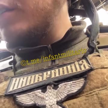 Ukrajinský voják připraven k boji v nacistiké symbolice