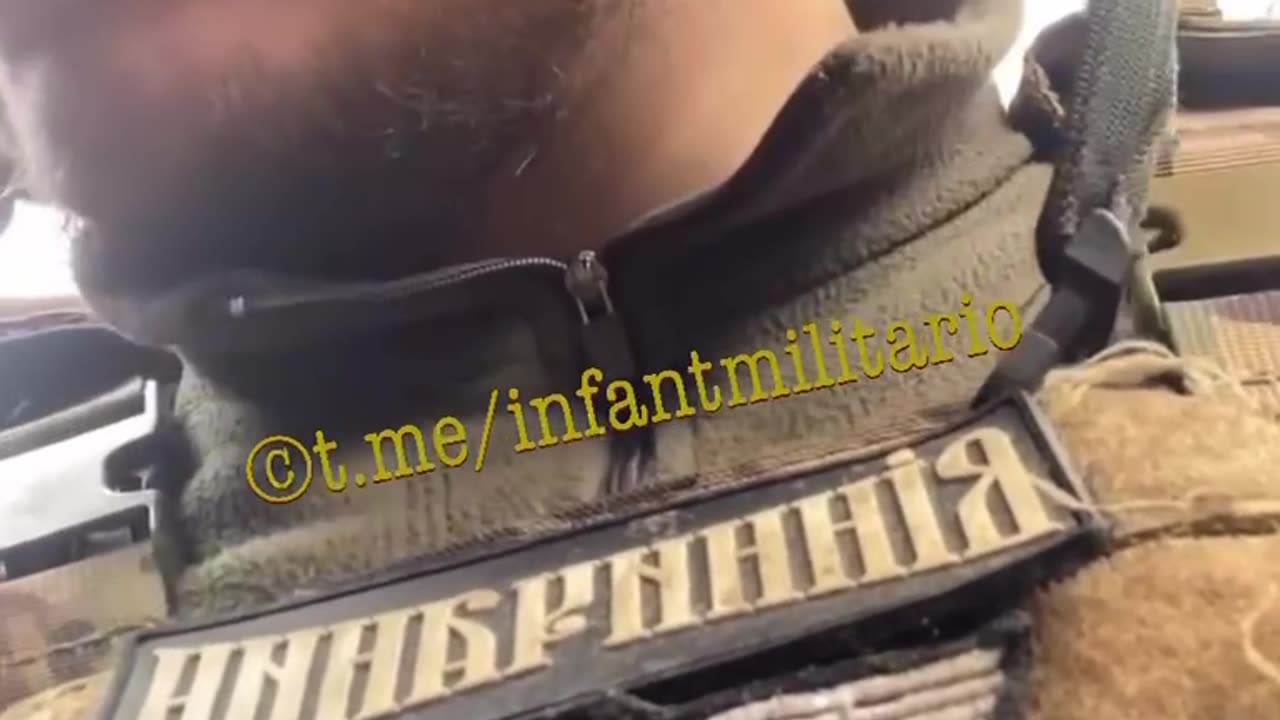 Ukrajinský voják připraven k boji v nacistiké symbolice