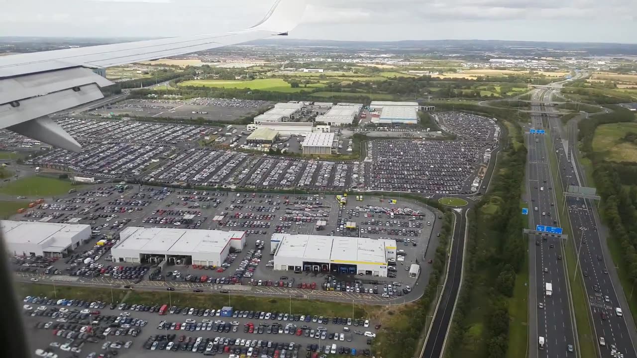 Ryanair 737-800 landing in Dublin