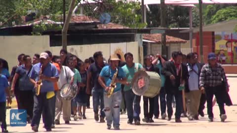 Mayor in Oaxaca marries a crocodile
