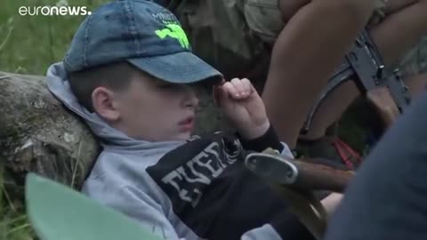 Ukrainische Neonazis trainieren Kinder an Waffen, TV-Ausschnitt von 2018