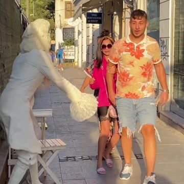 Lovely reaction 💃😂 Statue Prank