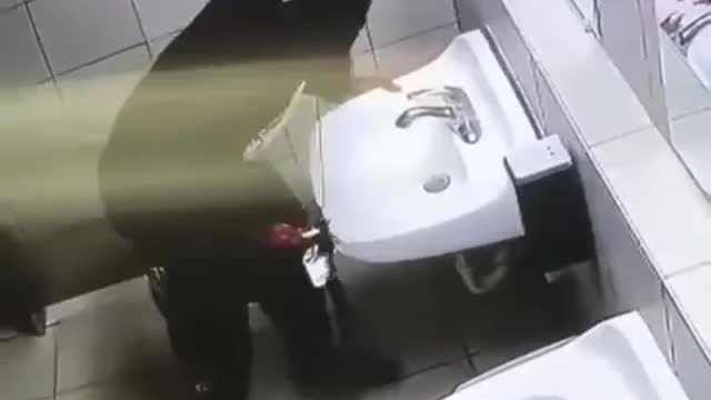 AMAZING ACCIDENTS - VIDEO BREAKING A BATHROOM SINK