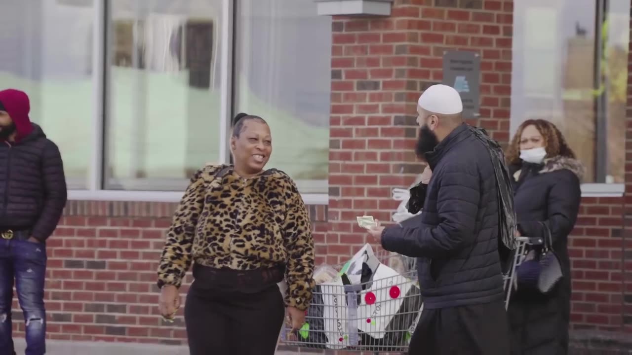 Muslim Asking Strangers For Food, Then Paying Their ENTIRE GROCERIES!