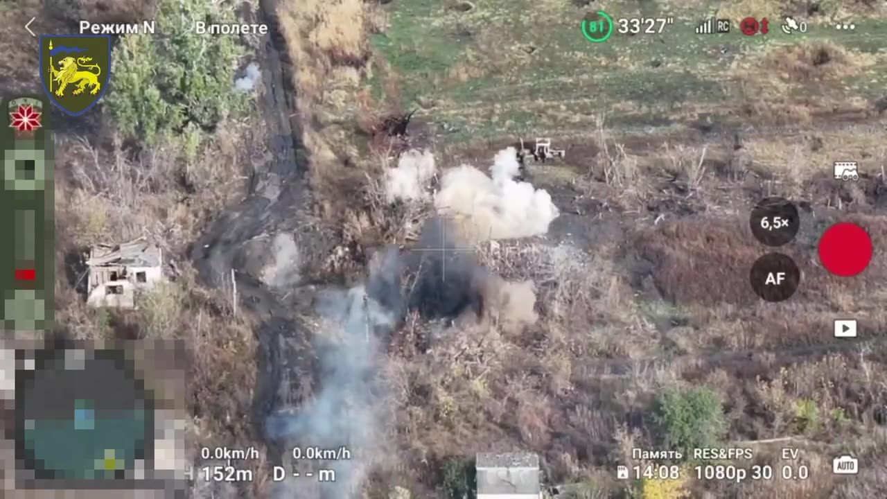 👏🇺🇦 Ukrainian tank, despite enemy fire and the use of kamikaze drones, helps i