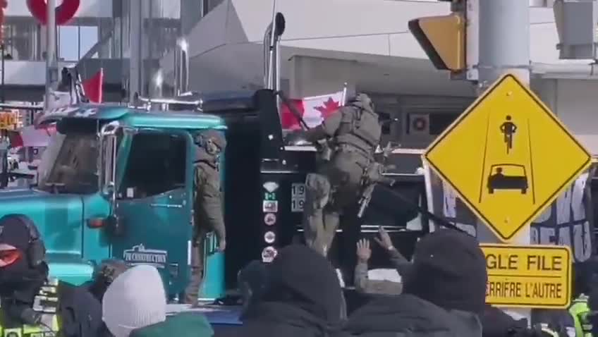 Police attacking protestors of Freedom Convoy