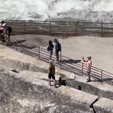 Tourists defy warnings and jump barrier near Yosemite waterfall - Shot news.