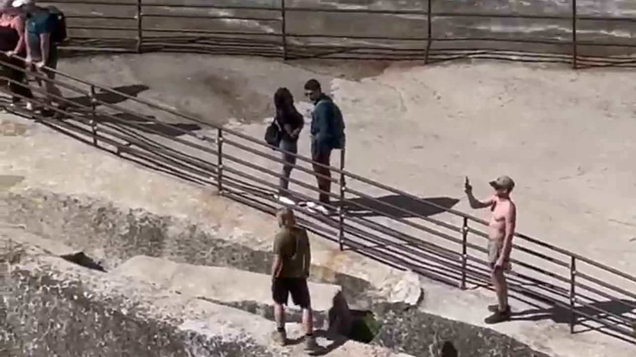 Tourists defy warnings and jump barrier near Yosemite waterfall - Shot news.