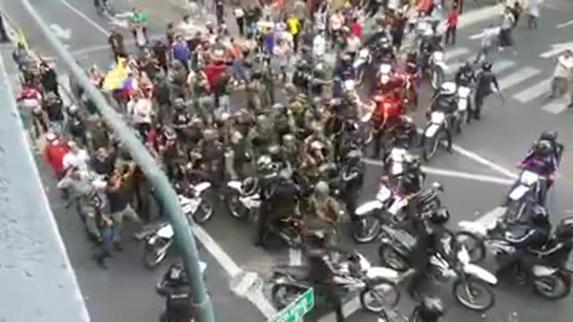 Armia w Ekwadorze broniła obywateli przed policją.