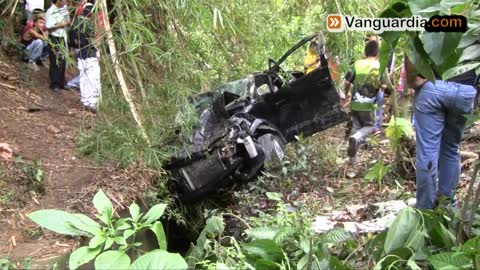 Vehículo terminó en una cañada después de rodar 40 metros en Bucaramanga