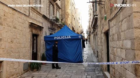 Policijski očevid u stanu gdje su pronađena tri tijela