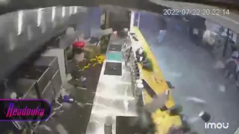 ΑΝΕΜΟΣΤΡΟΒΙΛΟΣ ΔΙΑΛΥΕΙ ΚΑΦΕΤΕΡΙΑ