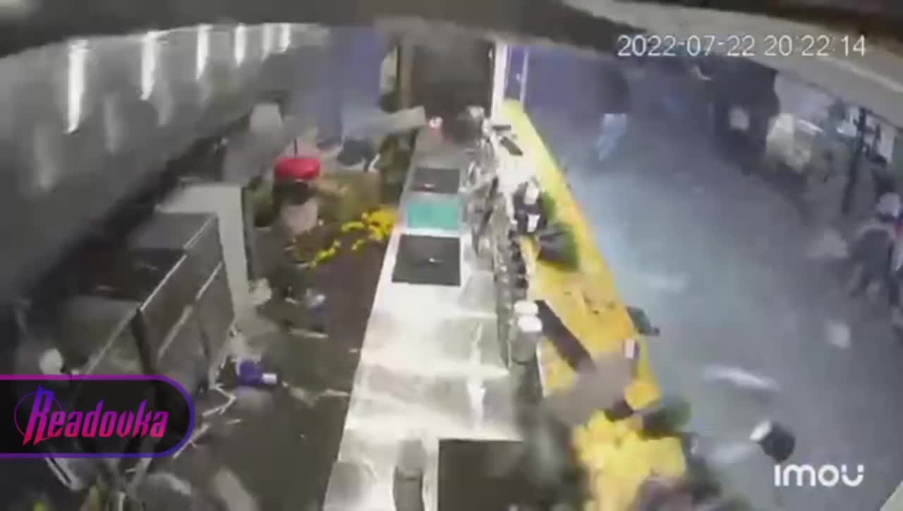 ΑΝΕΜΟΣΤΡΟΒΙΛΟΣ ΔΙΑΛΥΕΙ ΚΑΦΕΤΕΡΙΑ