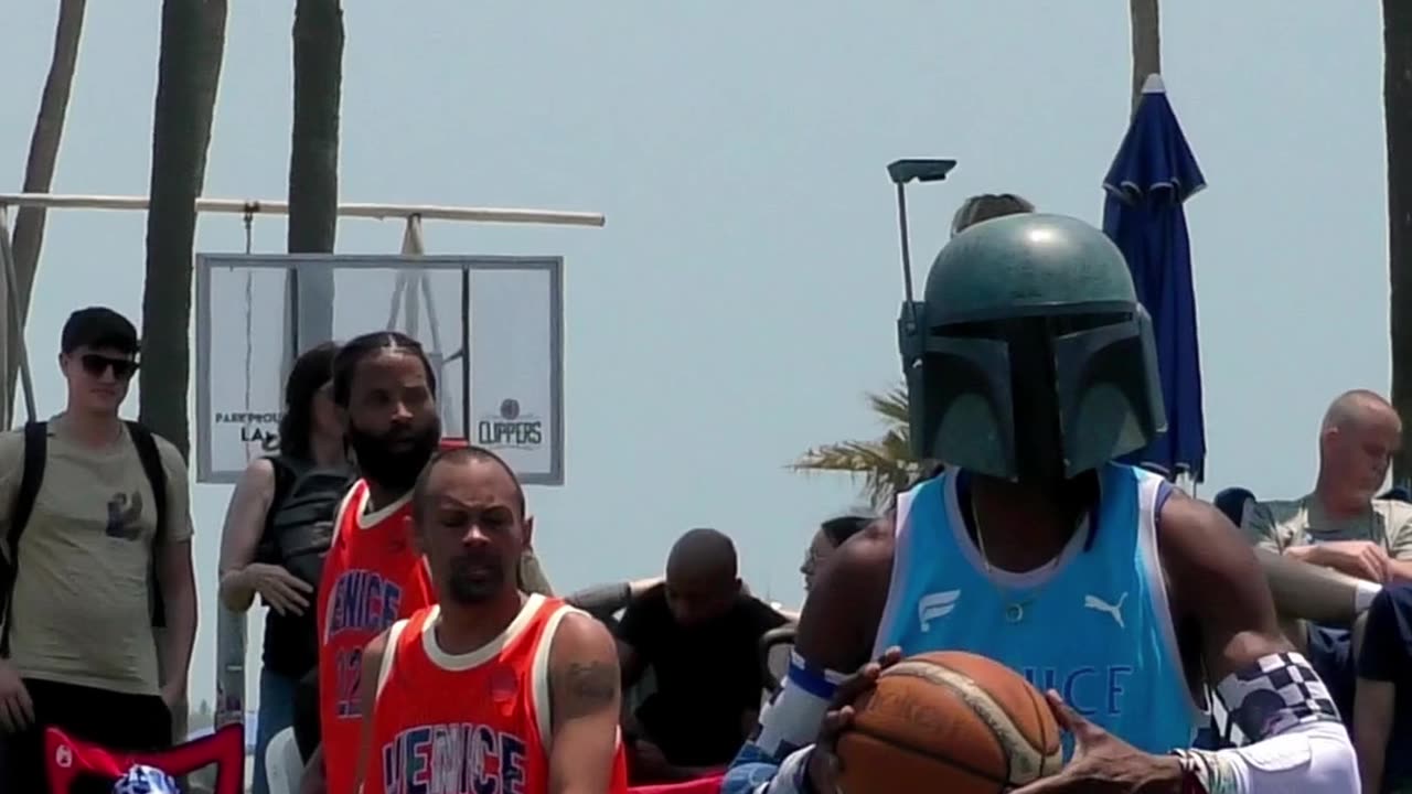 Mandalorian Vs. Ref Street Ball #basketball #travel #venicebeach #hoopersparadise