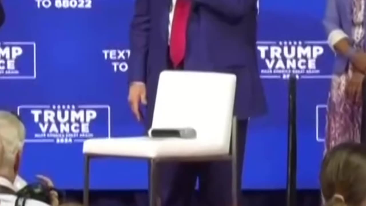 Trump Rally Turns Into Impromptu Music Session After Audience Members Collapse