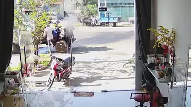 Funy scene catch on CCTV