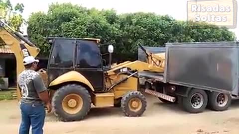 Homem mostra como colocar máquina em cima do camião LIKE A BOSS