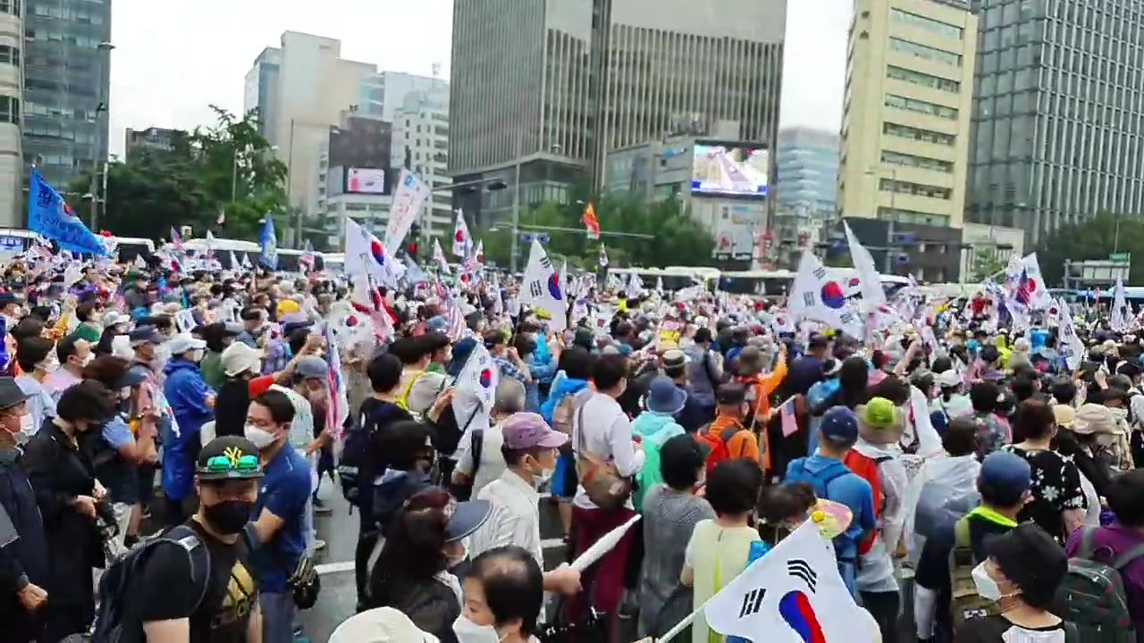 20200823_V3_S01(VQWYYL9PUCY)광복절, 화난 국민들 청와대로 행진하러 가는데 경고하는 경찰, 하지만 화난 국민들 .(2020.08.15 13_37_39)