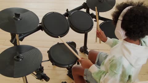 CHILD PLAYING DRUMMS