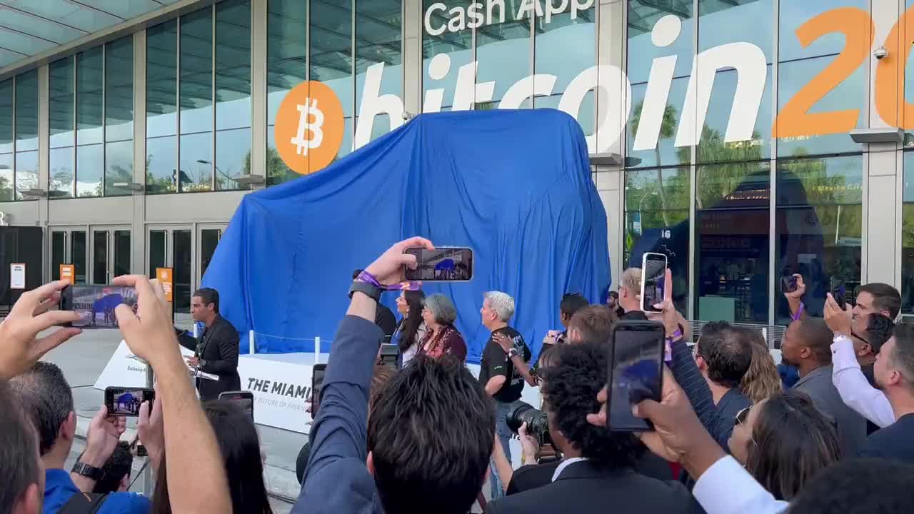 Miami Mayor Francis Suarez has unveiled a #Bitcoin statue outside the Miami Beach Convention Center