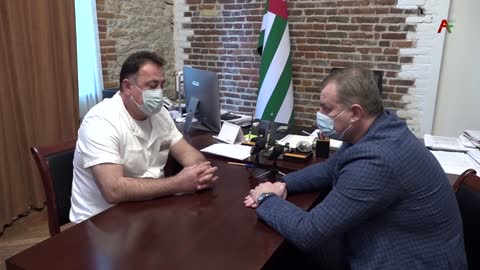 Эдуард Бутба встретился с начальником российского мобильного профильного госпиталя А. Магомедовым.