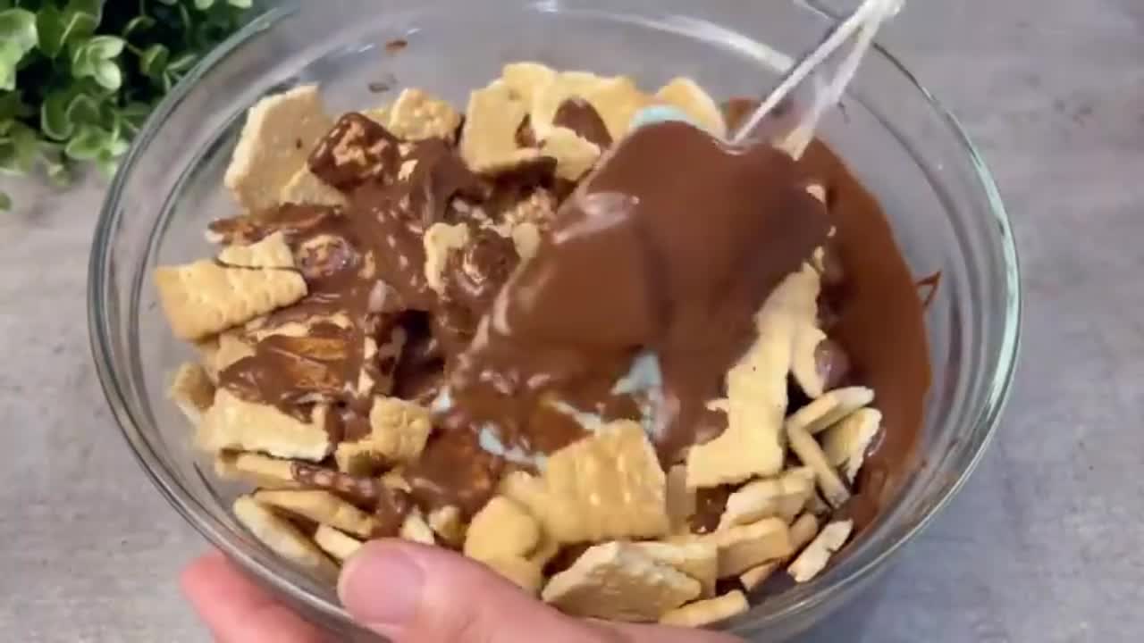 Pour the melted chocolate over the cookies