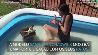 Modelo australiana brinca com os seus ratos na piscina