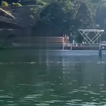 Mujeres pasean desnudas en plena represa de Guatapé