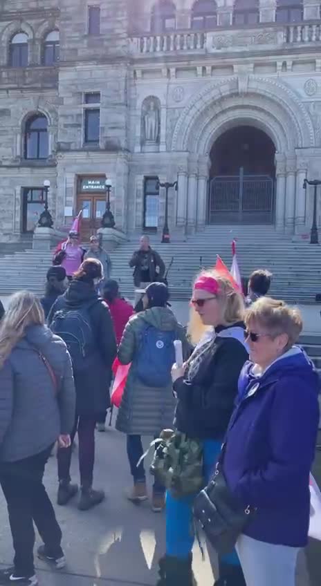 Police in Victoria barricades around the legislature so truckers couldn’t come in
