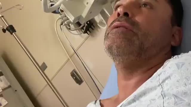 Oscar de la Hoya in hospital after getting vax