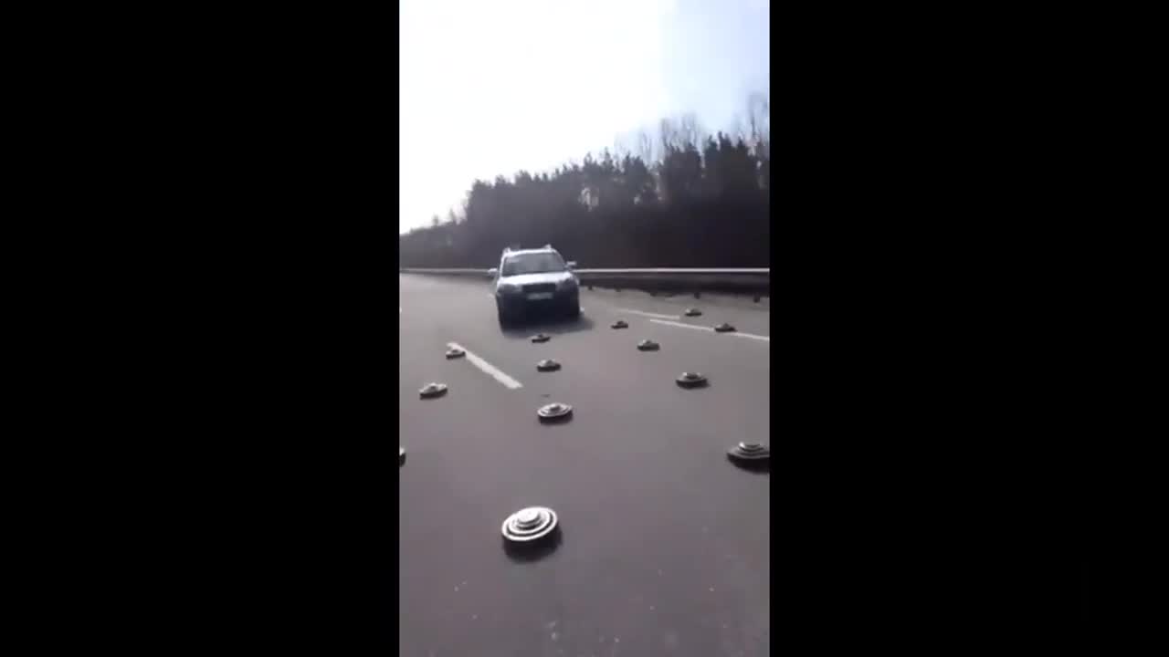 🔴 Ukraine War - Ukrainian Civilians Driving Straight Through Minefield