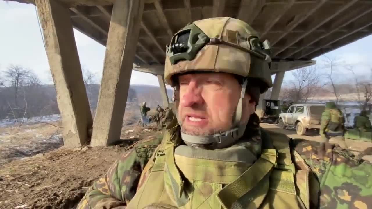 LÍNH NGA ẨN NẤP DƯỚI ĐƯỜNG CAO TỐC GIỮA MARIUPOL VÀ DONETSK, GẦN NOVOTROITS'KE.