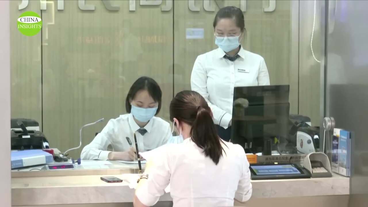 It’s Hong Kong people's Turn! China's banks are running out of money Youth SWAT-style depositing