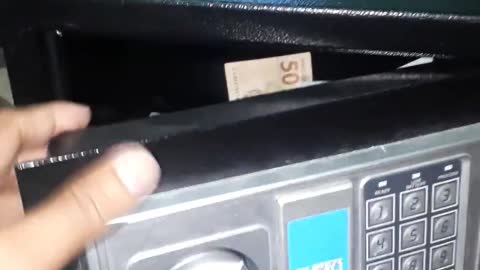 I found a safe with a lot of money inside