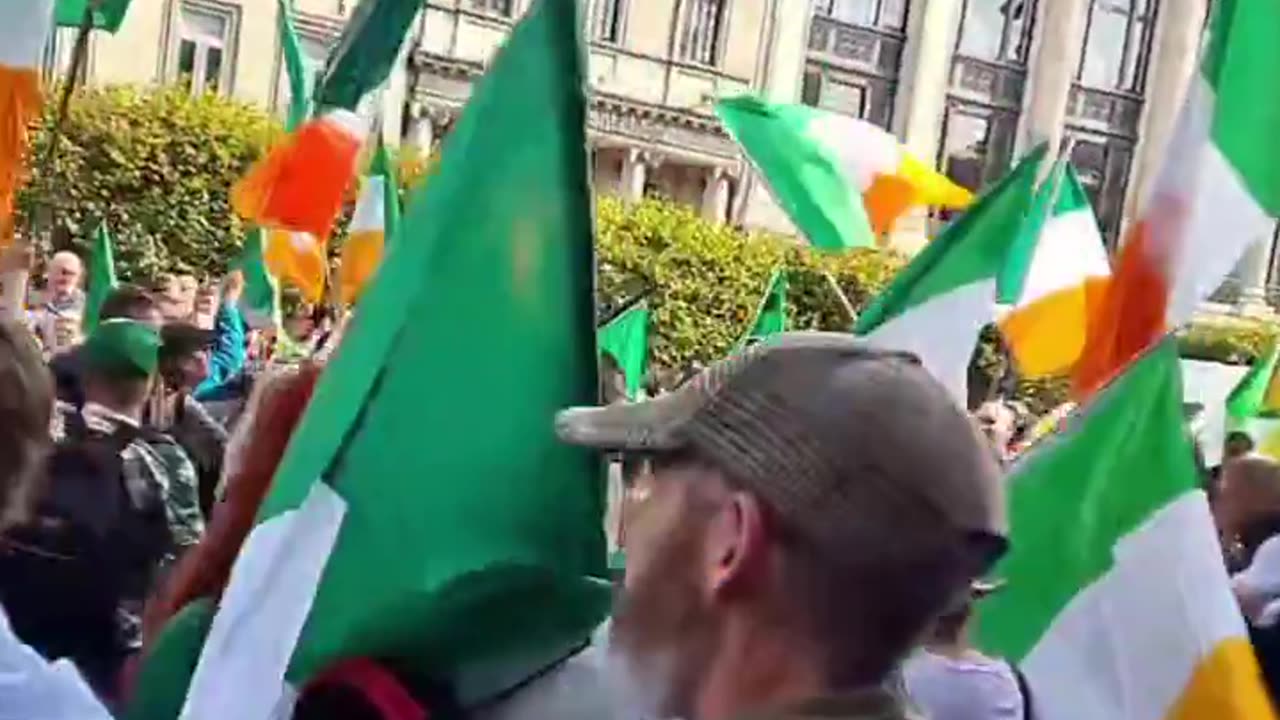 📍Dublin "Get them out." A large group of Irish people have gathered today