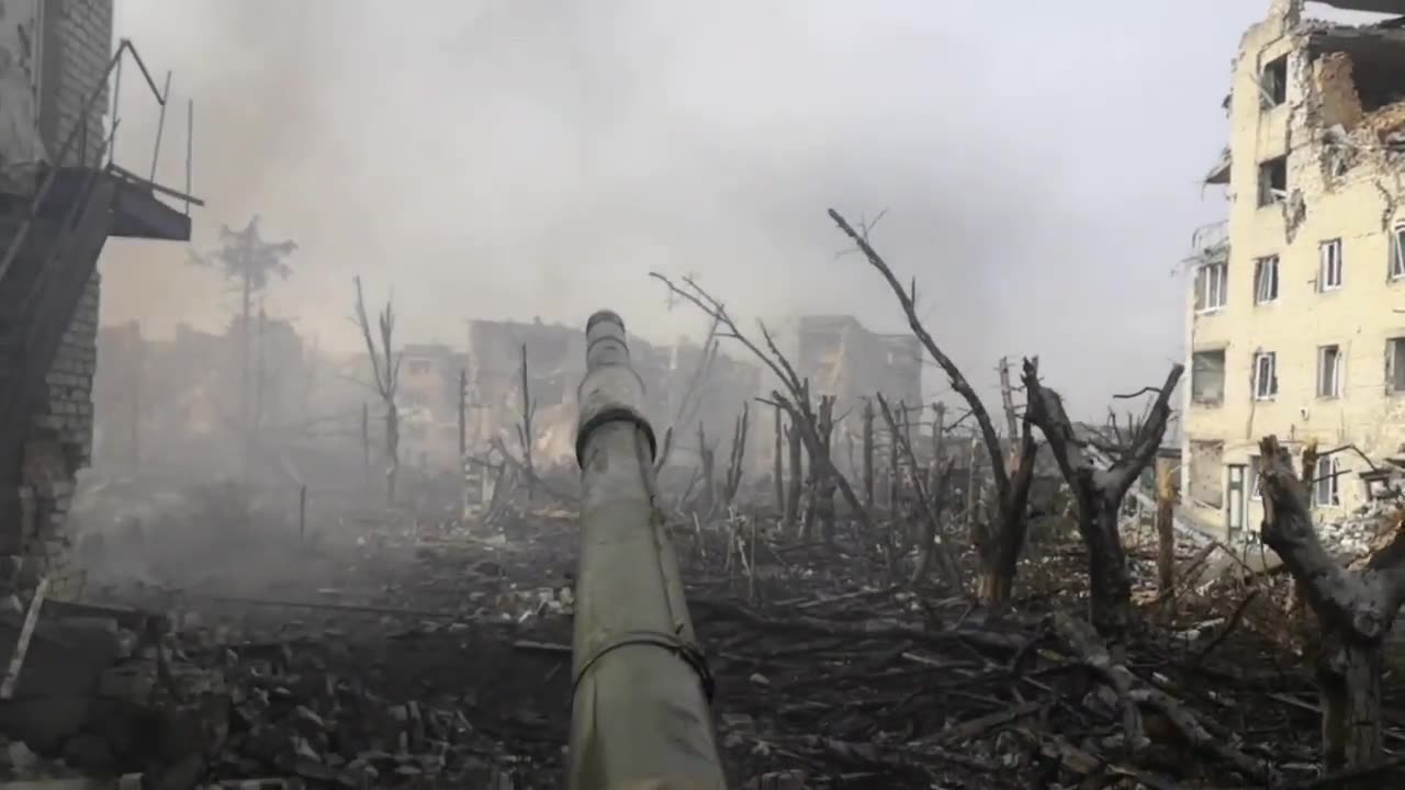 Old Russian video from Dec. 2022. Urban combat in Maryinka from the perspective of a Russian tank