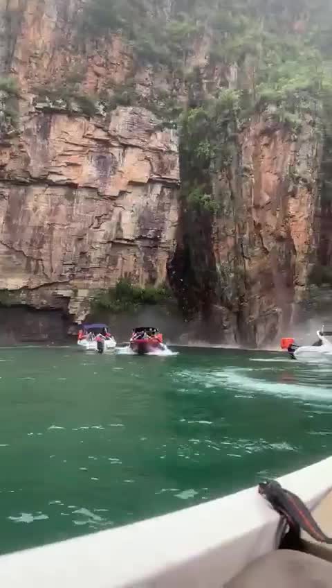 Brazil: Part of canyon collapses onto boats in southeast Brazil
