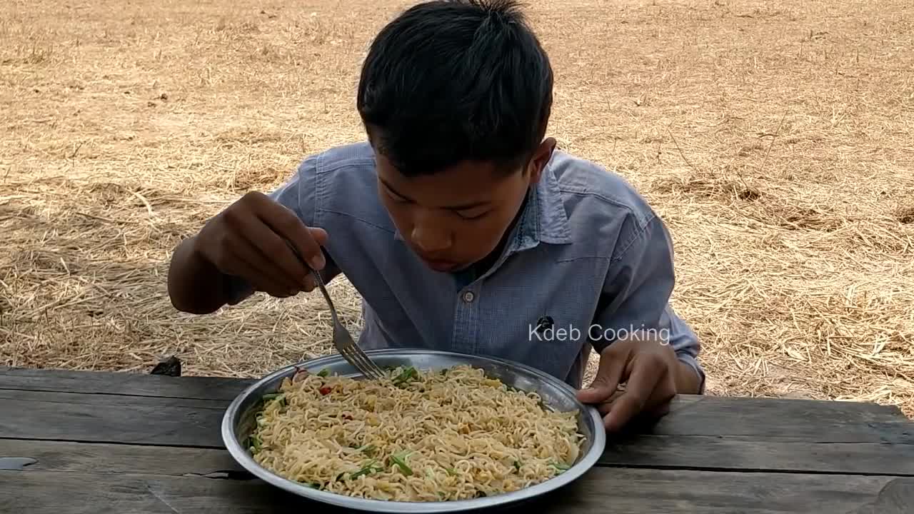 Video of Tasty Yellow Noodle Fried Eggs Recipe / Kdeb Cooking