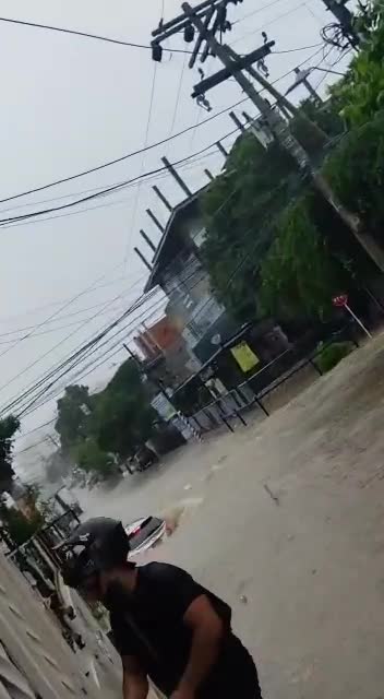 Vehículo se va en el canal de San Pedro