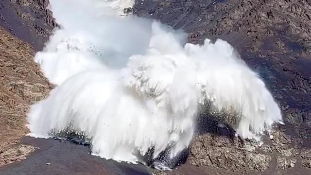 Avalanche hurtles towards tourist while trekking