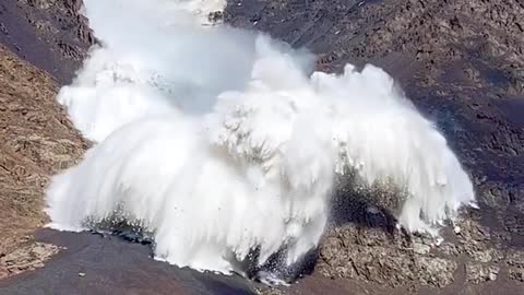 Avalanche hurtles towards tourist while trekking