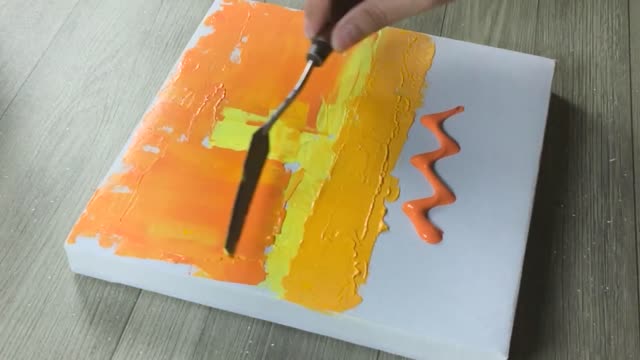 When you draw, are you taught by the teacher of the hobby class?