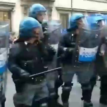 Tu chiamali, se vuoi, poliziotti...