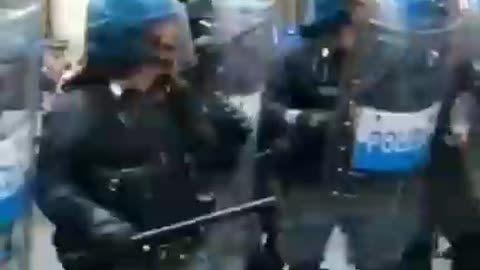 Tu chiamali, se vuoi, poliziotti...