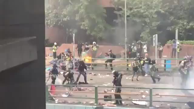 警暴 理大 踩頭