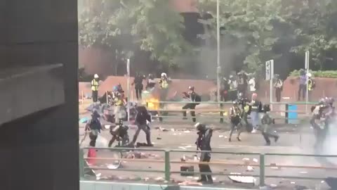 警暴 理大 踩頭