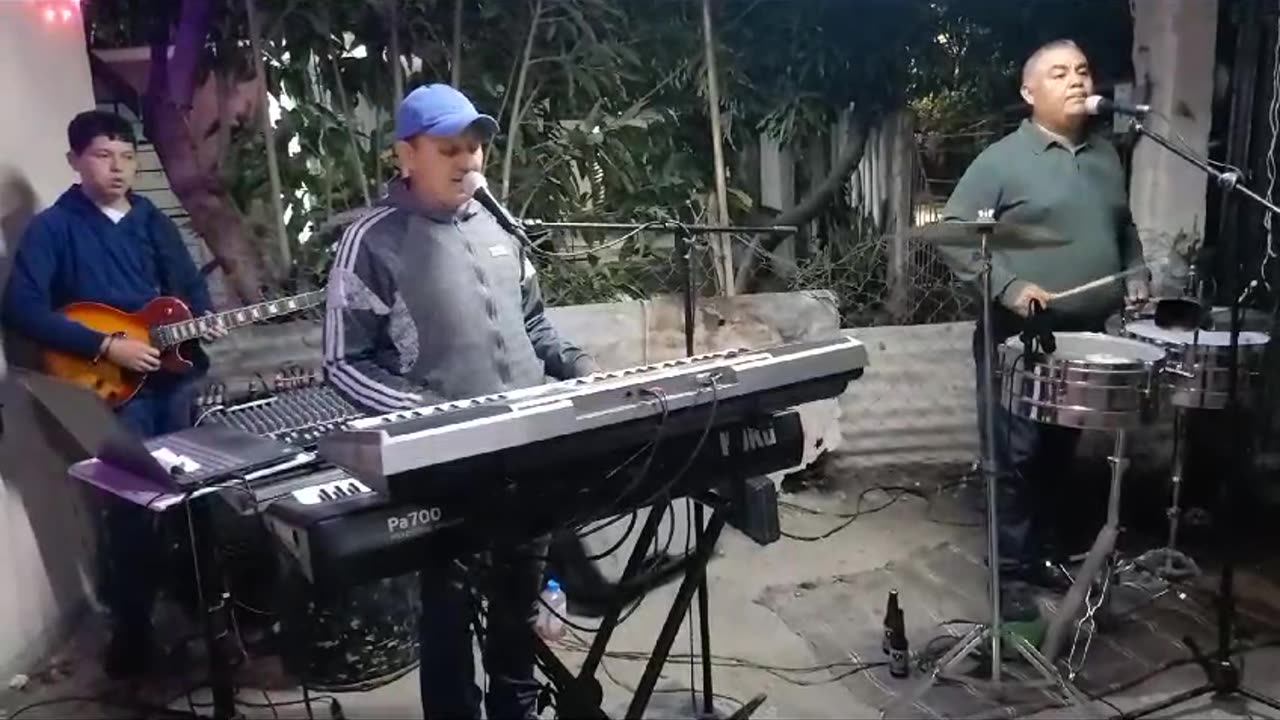 AARON Y SU RITMO ELECTRIZANTE EN VIVO
