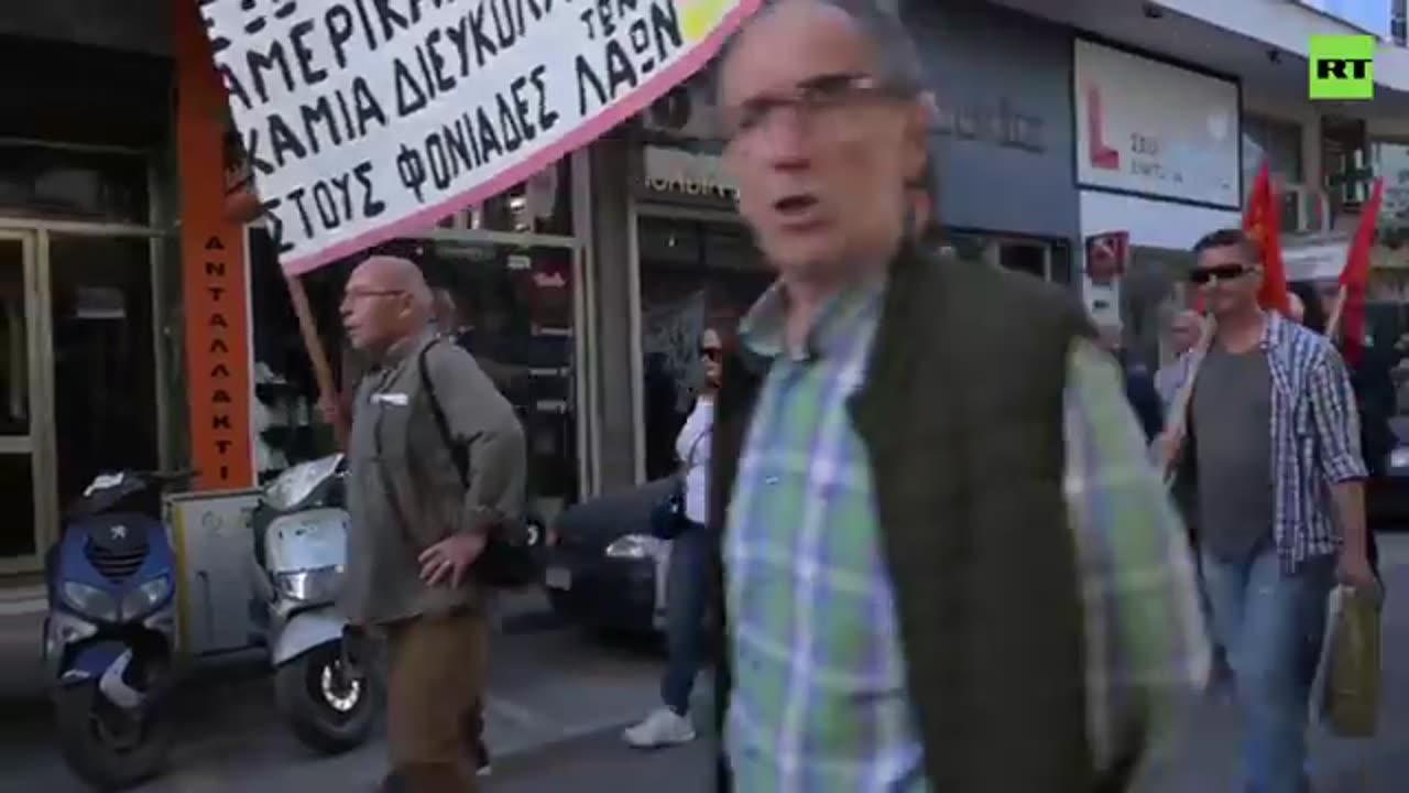 Cientos de personas marchan por la salida de Grecia de la OTAN y la UE