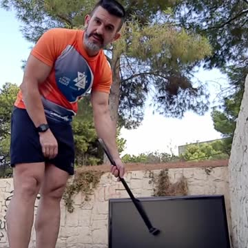 Hombre destruye TV simbolo de mentiras