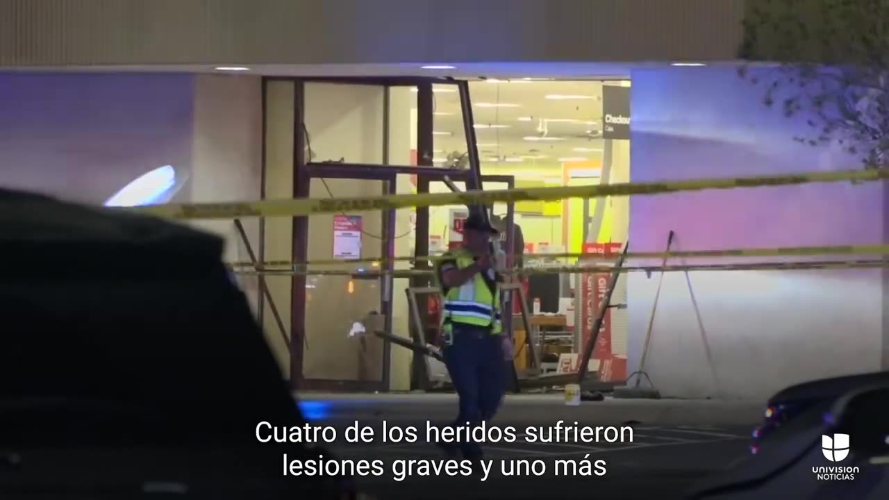 Choca contra una tienda, atropella a varias personas y sigue su paso por un mall en Texas